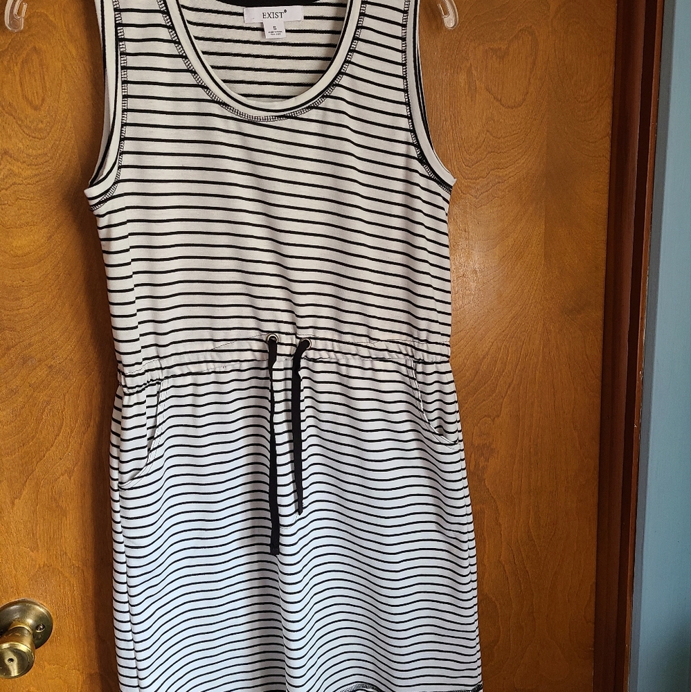 🦩 3/$30 Exist Black and White Stripe Dress NWOT - size small